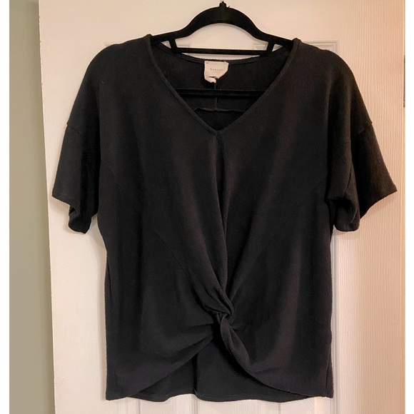Black short sleeve top with front twist. Size large. Preowned. EUC - Picture 1 of 4